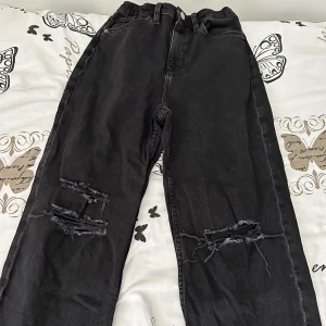 Jeans med hål - Jeans från hm. Dom är i nyare skick bara använt 2-3gånger. Man kan ändra i midjan så det passar för en. Kan mötas i Gullspång eller Karlskoga. Kontakta mig om du har frågor eller vill ha mer bilder på byxorna❤️💗