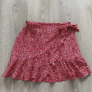 Röd prickiga kjol som tyvärr inte längre används. Den är sparsamt använd och i mycket bra skick❤️(första bild är lånad)