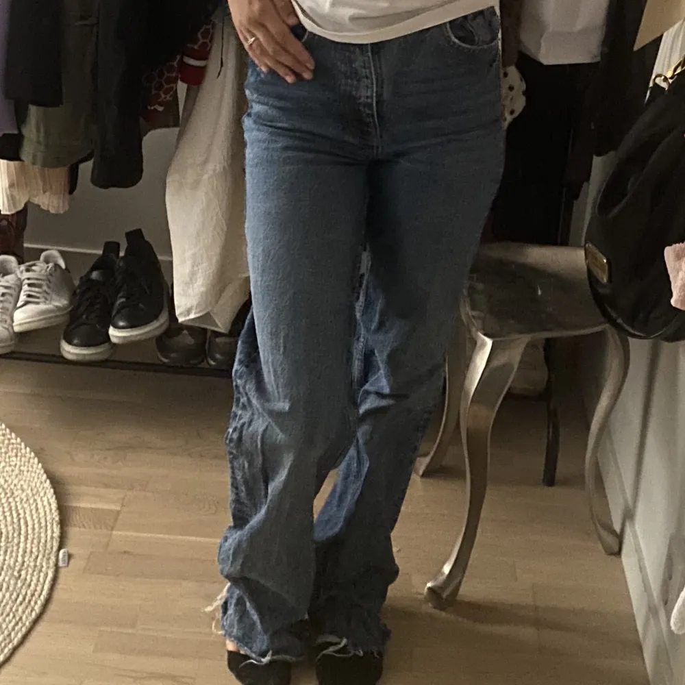 Ett par blåastraight jeans från ZARA. Tar bara emot Swish💗. Jeans & Byxor.
