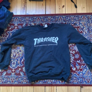 Thrasher Crewneck - Storlek S (34-36). År av användning har lämnat spår här och där. 