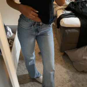 jeans!! - snygga lågmidjade/mid jeans med slits längst ned från zara. Själva modellen har lite slitningar i sig så de är allmänt i fint skick!