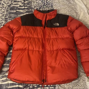 North face jacka  - Använd en gång och säljer den då den är för stor för mig. Storlek L men tror att den går mer för XL, perfekt för vintern. Pris kan diskuteras.