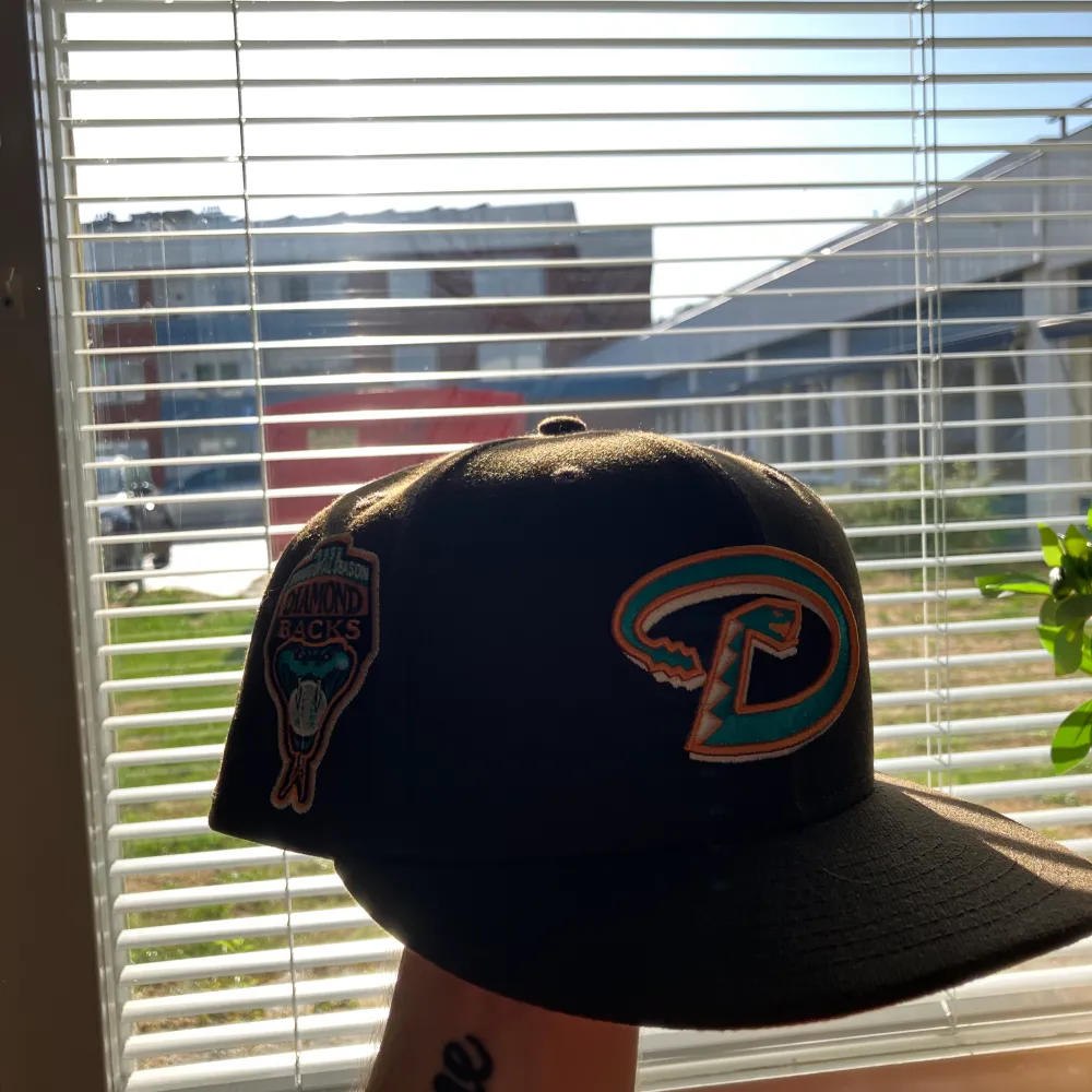 En helt ny MLB fitted keps som aldrig använts, köpt ifrån hatstore för 399. Övrigt.