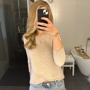 Stickat  - Sjukt fin Kashmir tröja från Davida i storlek s