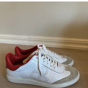 Isabel Marant sneakers 🩵 - Säljer snygga Isabel Marant sneakers! Passar till allt och speciellt snygga till kjol eller klänning🤩 Nypris 3200 kr, mitt pris 1000 kr🩷