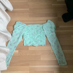  Gullig Hm tröja -  Denna tröja är mycket fin med mint grön färg och en kroppshuggande passform.