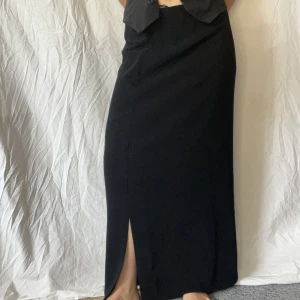Svart lång kjol - Svart lång kjol i mycker bra skick! Lite för stor för mig, håller upp den lite på bilderna.