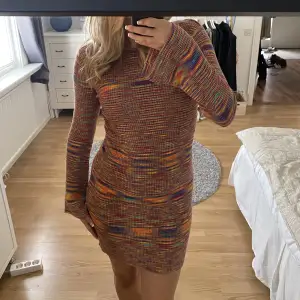 Säljer min stickade klänning från Gina Tricot i storlek XS. Färgen gör sig inte till rättvisa i det första bilderna, kolla 3:e bilden för bra bild på klänningens färg. 