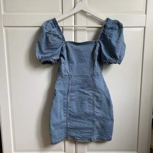 Super snygg kort klänning från divided HM. Använd ca 5 gånger. Stretch material i jeans imitation. St.34