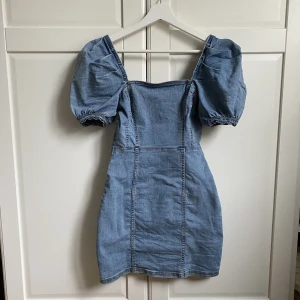 Jeans fest klänning - Super snygg kort klänning från divided HM. Använd ca 5 gånger. Stretch material i jeans imitation. St.34