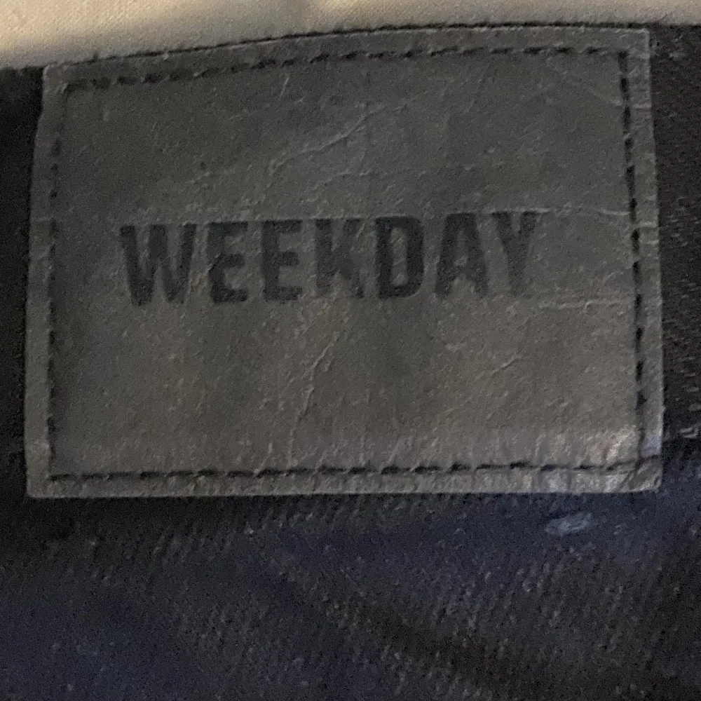 Säljer snygga jeans från weekday som är knappt använda. Kontakta om du har någon fråga. Frakt ingår ej😊. Jeans & Byxor.