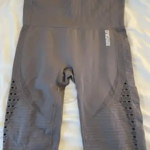 Grå tights ifrån Gymshark, går ner till knäna