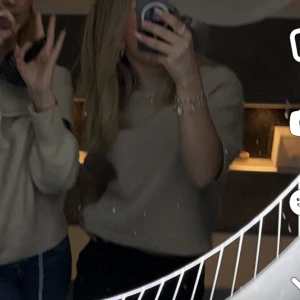 & other stories stickad tshirt - den är i storlek M men krympt lite i tvätten så passar XS-S 