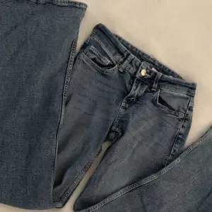 Säljer dessa lågmidjade jeans från hm. De är slutsålda och jättesnygga! Skriv om ni har frågor! 