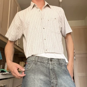 Vintage kroppad skjorta - Grymt snygg och trendig kroppad vintage skjorta! Storlek L och i bra skick. Sitter nog bäst på någon som e aningen kortare än mig på 191. 