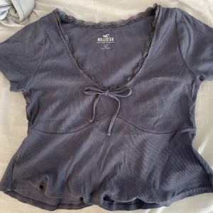 Hollister topp - Säljer en n hollister topp i storlek L 💕