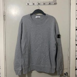 Stone island crewneck - Grå Stone Island crewneck, använd men i gott skick. Storlek Xl och stämmer i passformen. Nypris runt 2500:-. 