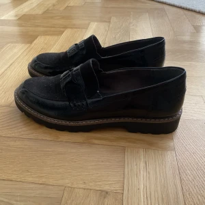 Loafers - Tamaris - Loafers från Tamaris som endast använts en gång inomhus, storlek 39 ✨