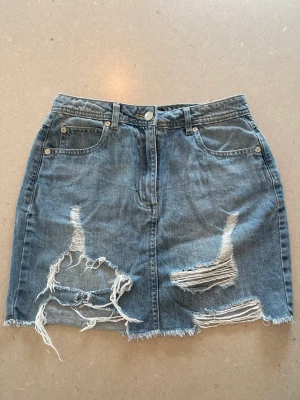 Jeanskjol - Jättefin jeanskjol från märket Parisian, köpt från Nelly. En av slitningarna har gått upp lite som jag sytt igen (se bild 3) men ingenting som syns eftersom det är slitningar i designen från start. Köpt för 400kr, säljer för 90kr + frakt.💕