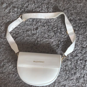 Valentino väska - Äkta valentino väska. Det finns inget kvitto till den men det är såkert att den är äkta. Den har en rosa fläck i ett av facken.