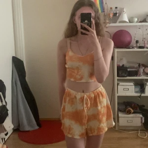 Mjukisset  - Oranget/gult/vitt mjukisset med linne och shorts. Linnet har reglerbara band. Det har tyvärr inte kommit till användning och därav säljer jag det vidare. Om du skulle vilja köpa detta set använd dig av ”köp nu”. Hör av dig om du har några frågor❤️