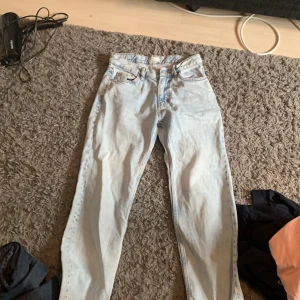 Lågmidjade jeans - Lågmidjade jeans från Gina Tricot. Dem är i bra skick men säljer för att jag har 2 par av de. Använda några gånger.