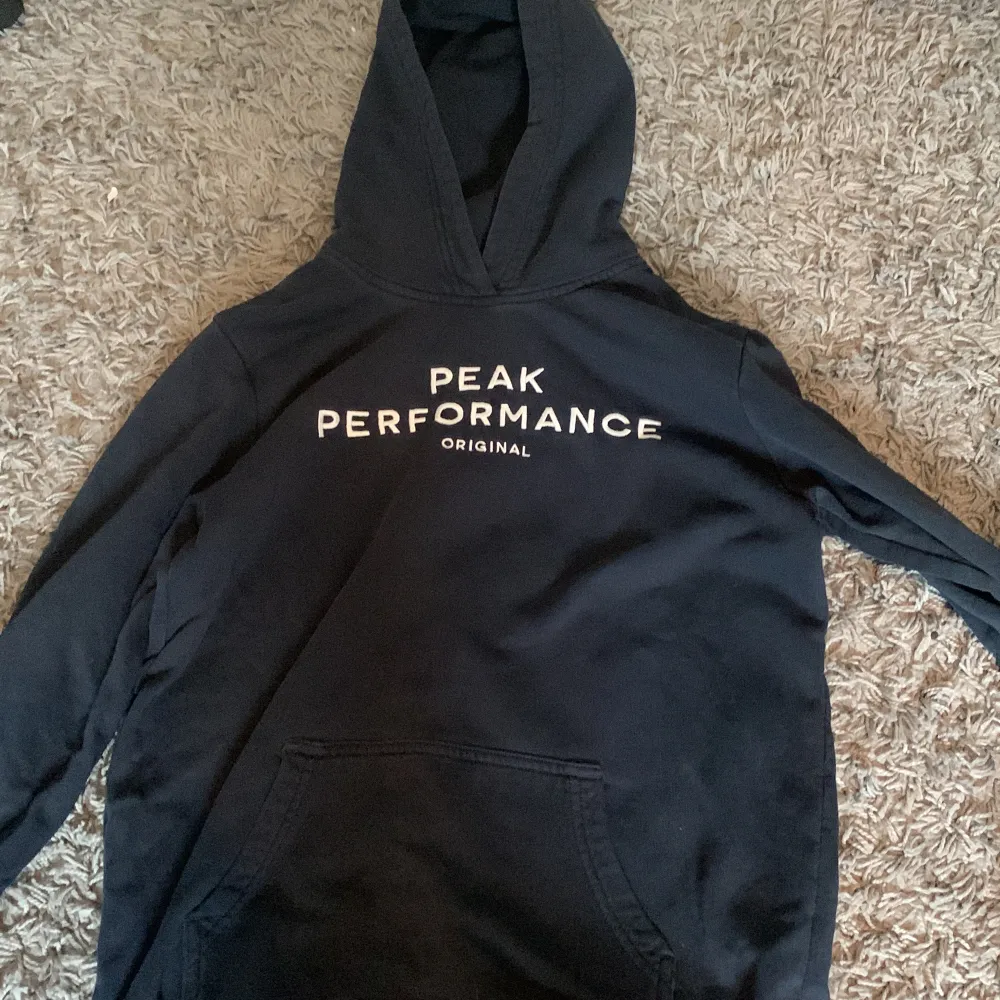 Äkta Peak Performance hoodie. Använd ett par gånger men har inte används på ett tag. . Hoodies.