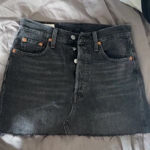 Levis jeans kjol  - Levis jeanskjol i storlek 23, säljer för 70kr