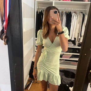 Klänning rutig - Rutig grön klänning från Gina. Aldrig använd, kommer ej till använding! Jag är runt 168💗💗