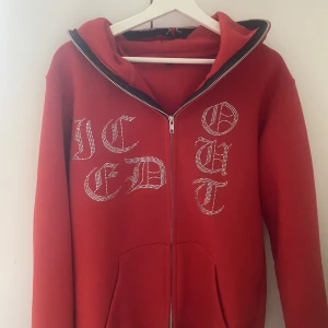 Rhinestone zip up - INTRESSEKOLL på min rhinestone zip up som inte kommer till användning pågrund av att jag tycker den är lite för stor, den är i storlek S men skulle passa mer en storlek M. Den är köpt av ett uf-företag. Köpt för 750kr, säljer för 550kr men man kan pruta. 