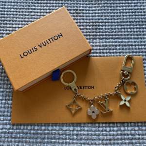 Ett jättefint väsksmycke från  Louis Vuitton.  Finns tecken på användning men väldigt fint skick! Dustbag, kvitto och box medföljer, äkthetsbevis finns💗