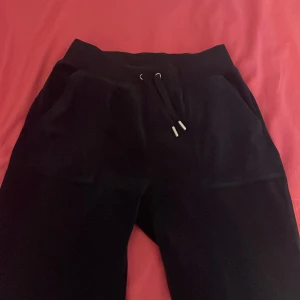 Juicy byxor - Jättefina mörkblå juicy couture byxor köpta från butik har haft på mig de några gånger betalade 1099kr för de!  Bra skick priset kan diskuteras 