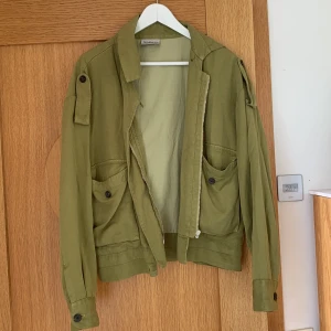 Jacka cargo strl M  - Från Penn&Ink NY sjysst ljusgrön/light army kort modell lätt fodrad  450kr+frakt 