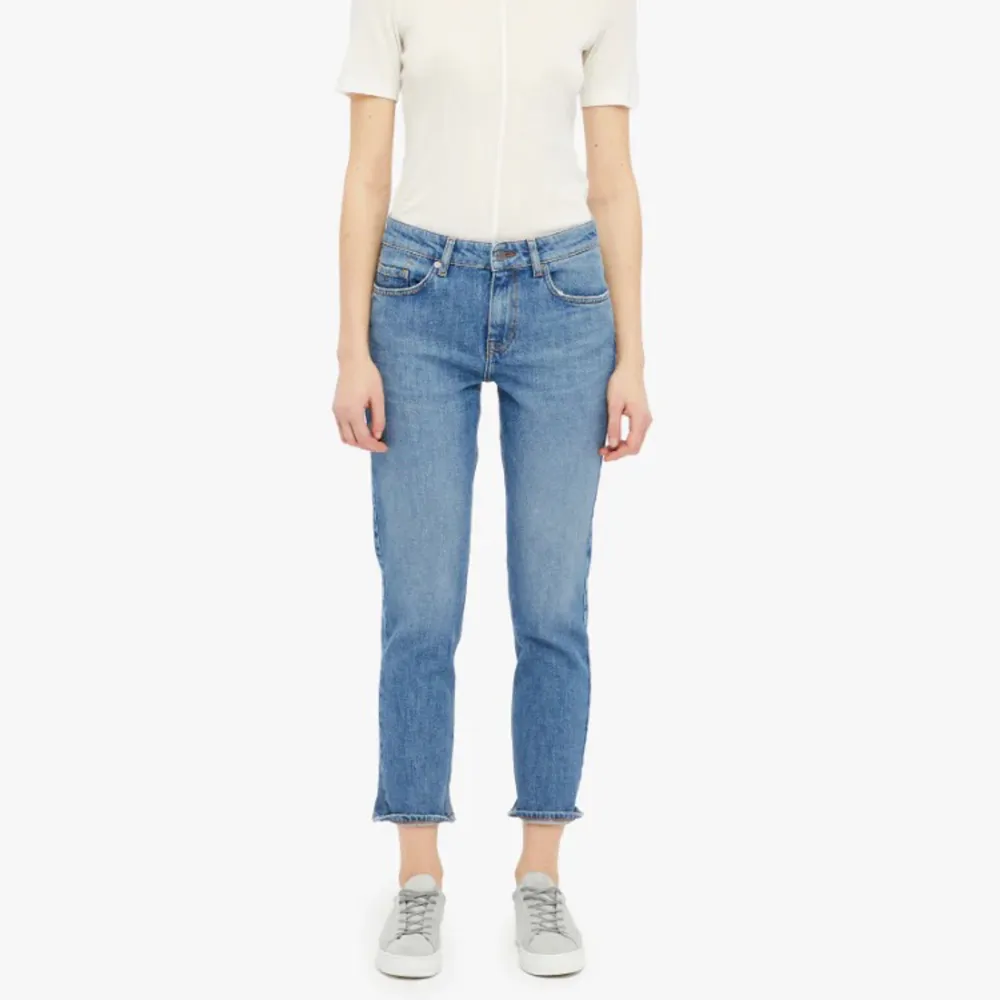 Jeans från J.Lindeberg, modell Thelma Swarm. Använd, men utan anmärkning. Regular waist, tomboy fit  Storlek: 32/32 Material: Cotton. Jeans & Byxor.