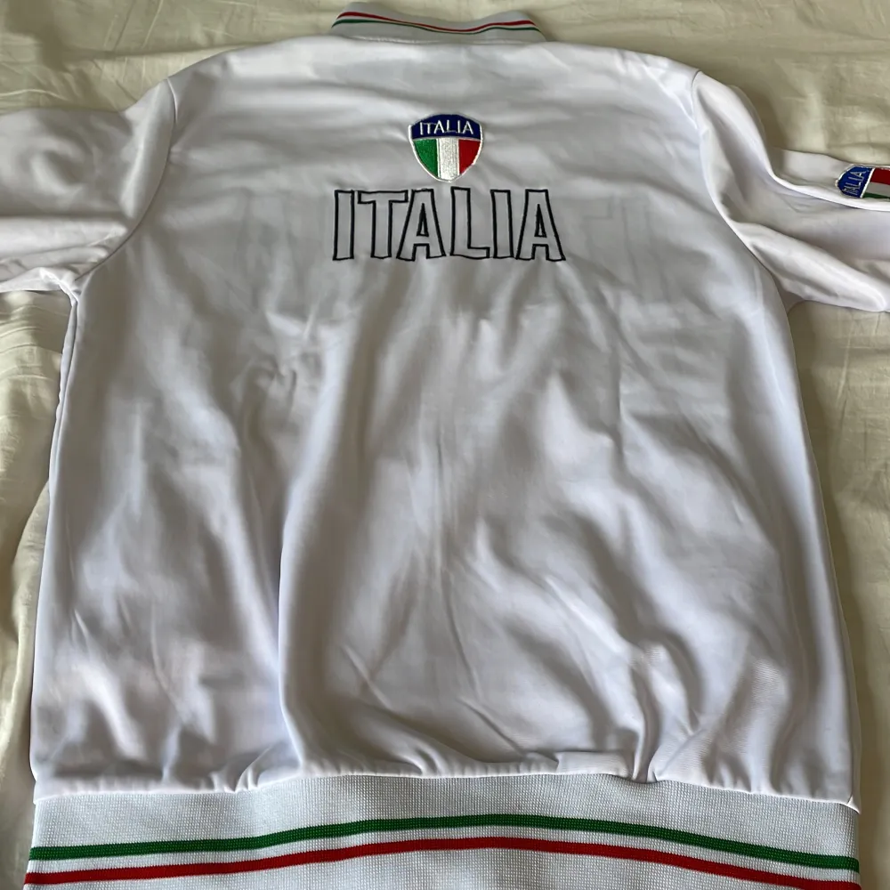 Väldigt sällsynt tröja. Köpt i Italien, Roma. För 550 kr. Bra kvalite på tröjan, lite använda men skicket är 7 av 10, pris kan diskutera s. Hoodies.