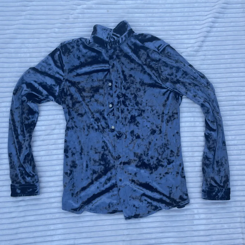Blå skjorta i ”crushed velvet” från ASOS⭐️Storlek: M Min längd: 180 cm. Skjortor.