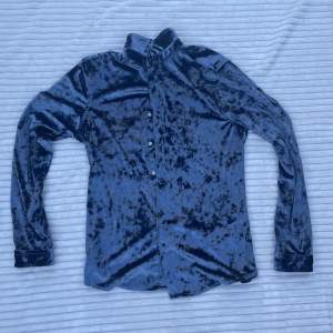 Blå skjorta i ”crushed velvet” från ASOS⭐️Storlek: M Min längd: 180 cm