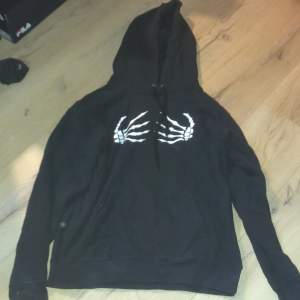 Fin hoodie men är för liten på mig nu, det står att det är storlek Large men skulle säga att den passar bättre på medium:))