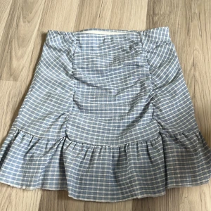 Gina tricot kjol - Säljer min kjol från Gina tricot då den inte kommer till användning. Den har resår i midjan så den sitter åt bra. Den är i nyskick och använd fåtal gånger. 