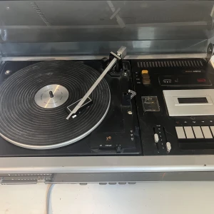 Vintage vinylspelare  - Rank Arena AS 3632 gjord 1977. Säljer då den aldrig kommit till användning (tyvärr dels för att jag inte vet hur den fungerar).  Hämtas i Märsta eller kan köras ut inom Stockholm/Uppsala :)