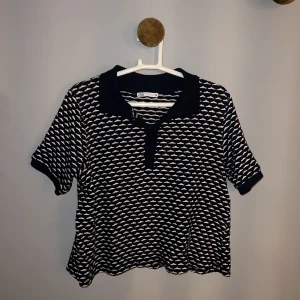 Piké - Piké med mönster, mörkblå med vitt. Skulle mer säga att den sitter som en S. 