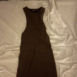 Brun klänning från bikbok, super fin och perfekt nu till sommaren! Säljer då den inte kommer till användning:)