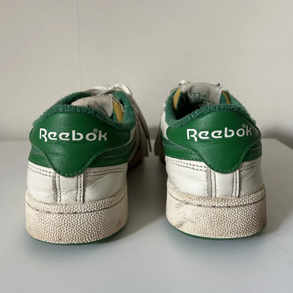 Ett par Reebok Club C Vintage med gröna detaljer. I storlek 41. Mycket bra skick men lite smutsiga, det mesta går att tvätta bort. Säljer pga för stora för mig. . Skor.