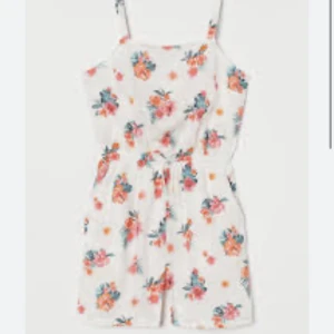 Shortsdress - Gullig klänning med shorts. Justerbara band. 