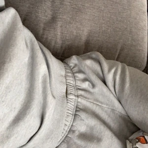 grå sweatshirt - Från Gina tricot ❤️ tecken på användning & nopprig men annars okej skick 🙌OBS: säljer matchande byxor med! 