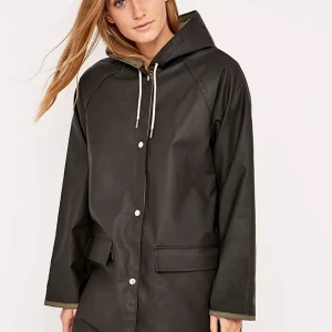 BDG Reversible Fisherman Raincoat - Säljer en regnjacka från BDG, köpt från Urban Outfitters. Strl M. Går att vända ut och in och ha åt andra hållet också. Knappt använd så i bra skick! Nypris ca 700 kr, säljer för 300 kr. Hämtas i Sundbyberg eller skickas mot fraktkostnad.