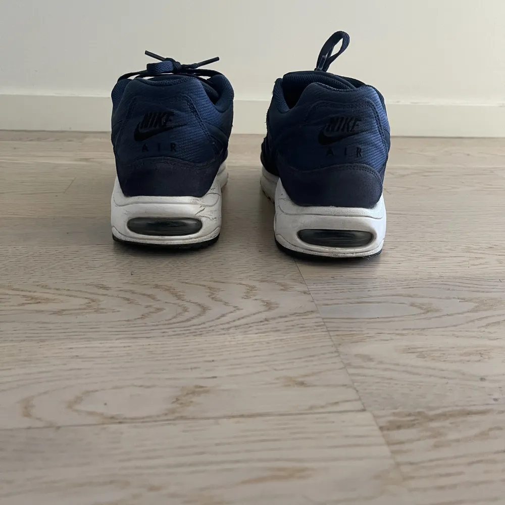 mörkblåa Nike Air Max i mocka, används inte längre . Skor.