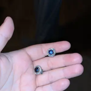 Ett par fina örhängen med blå stenar i. Vet ej om dom är nickelfria eller rostfria, då jag fick dom för länge sedan