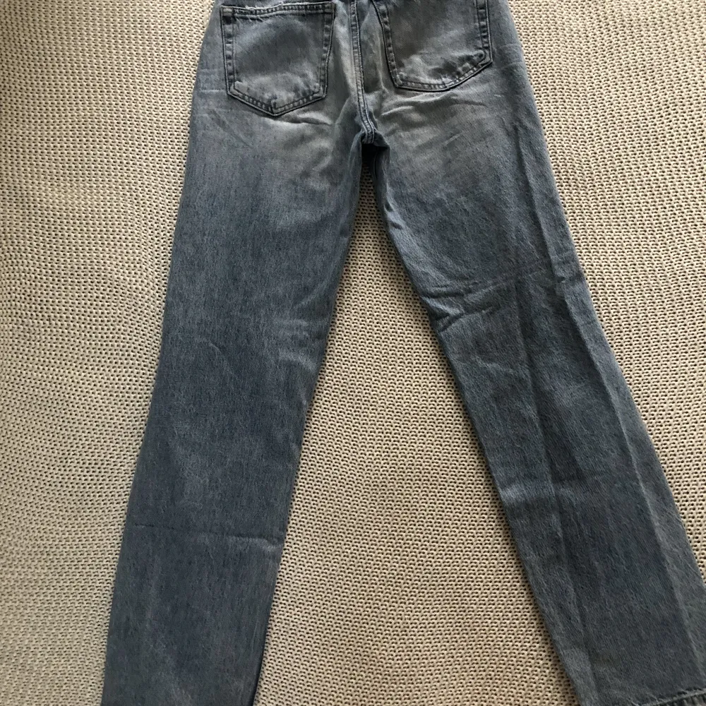 Jeans från Gina tricot,hålen på knäna har blivit större med tiden men är fortfarande i bra skick! Nypris 600kr. Jeans & Byxor.