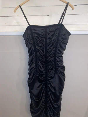  Gina Tricot klänning  - Hej tänkte se intresse på denna Gina klänning, använd men inte så de syns. Bra skick. Mer bilder eller frågor skriv till mig 💕snabbt köp = sänker pris 